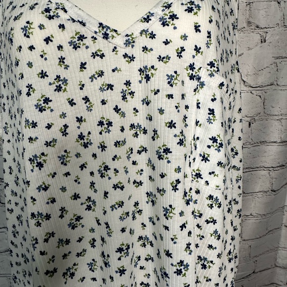 P.S. Kate white and blue floral feminine tank with pocket. Size 2X - Picture 6 of 10